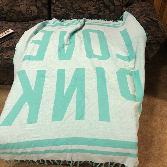 VICTORIA SECRET PINK NWT blanket & white pillow - Picture 5 of 5